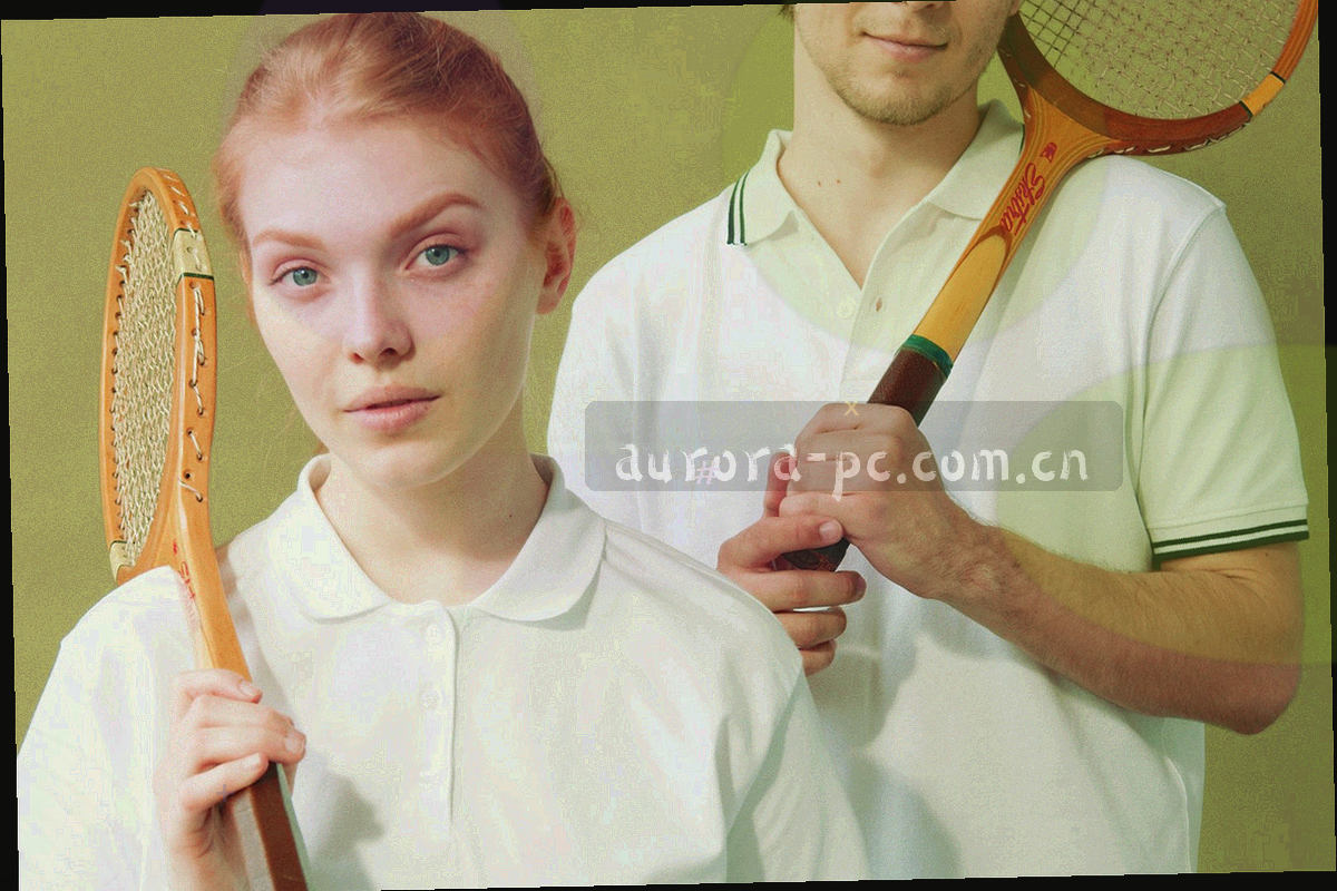 服务人员在住户家中检查家电线路的现场记录照片